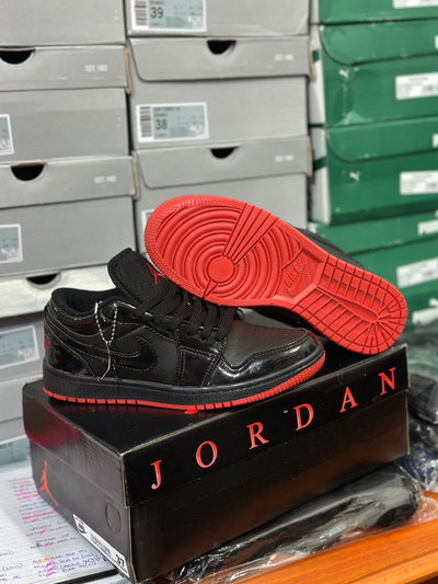 Jordan 1 low negro suela roja     -  importadas 