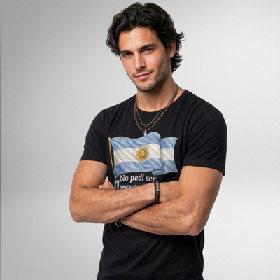 Remera Ser Argentino es un privilegio Efecto Bordado Unisex 100% Algodón