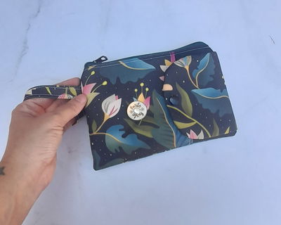 Estuche billetera para el celu Flora noche