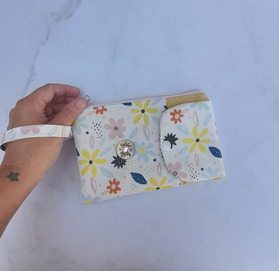 Estuche billetera para el celu Flores claras