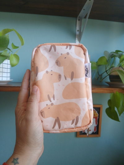 Neceser vertical simple capibaras marroncitos