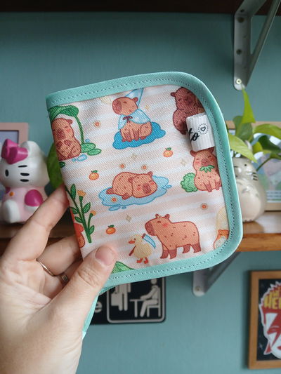 Billetera Pocket capibaras verdes