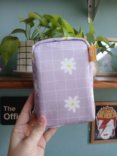 Cartuchera vertical simple cuadrille margaritas lilas