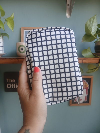 Cartuchera vertical simple cuadrille blanco y negro