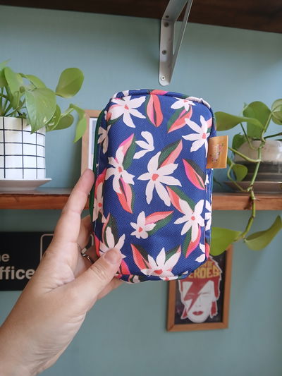 Cartuchera vertical simple flores azules