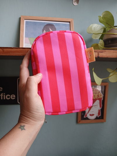 Cartuchera vertical simple rayas fucsias y rojas