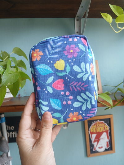 Cartuchera vertical simple flores azules 