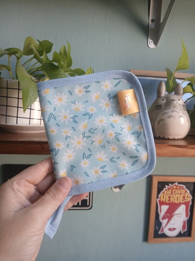 Billetera Pocket margaritas celestes