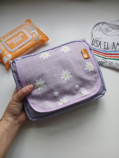 Neceser super xl para pañales margaritas lilas