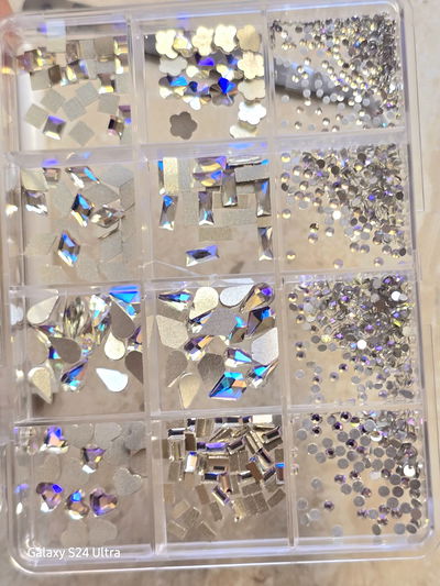 Decoracion incluye pinza y lapiz de cera  apliques cristales 