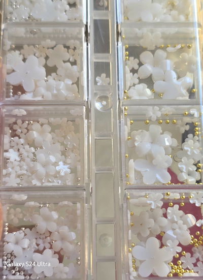 Flor Sakura blanca perlas y caviar caja dije aplique