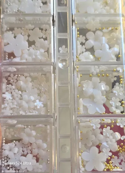 Flor Sakura blanca perlas y caviar caja dije aplique