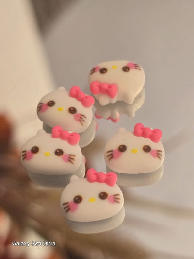 Dije aplique Hello Kitty Moño rosa unidad