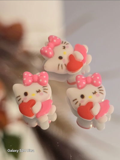 Dije aplique Hello Kitty guiño corazon