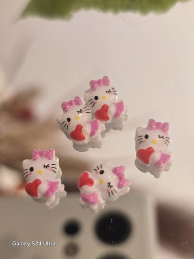 Dije aplique Hello Kitty corazon moño rosa unidad