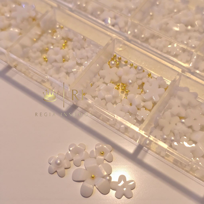 Dije aplique Flor Sakura blanca Caja 