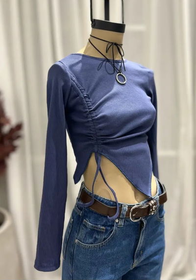 Remera pico con frunce
