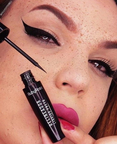 Delineador Líquido Negro – Ruby Rose