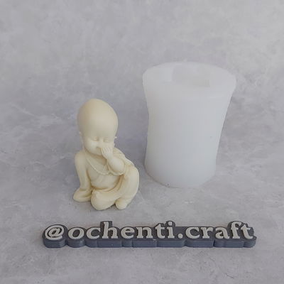 Buda bebé manito en la boca