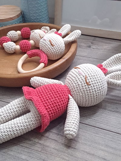 EN STOCK! Set coneja Regi: muñeco de apego + sonajero + portachupete 