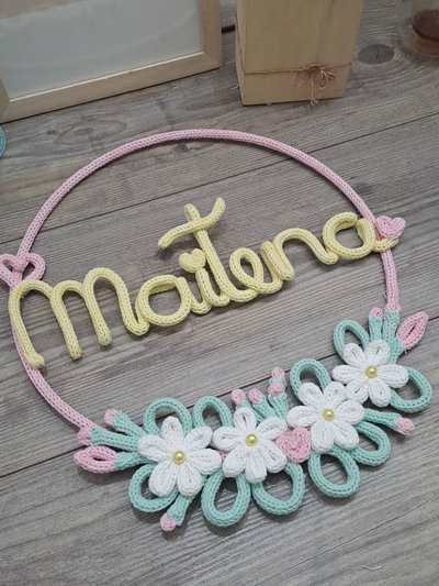 Nombre en Aro con Flores y Corazones