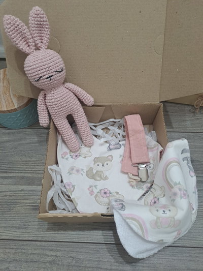 Set Amigurumi Conejo + Babero + 1 toallita + portachupete "Hojas"