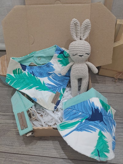 Set Amigurumi Conejo + Babero + 2 toallitas + portachupete "Hojas"