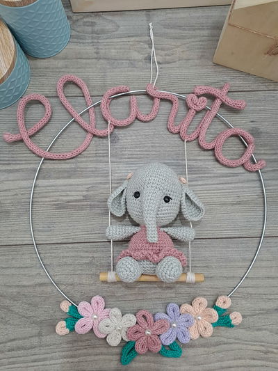 Nombre en aro con elefante y flores