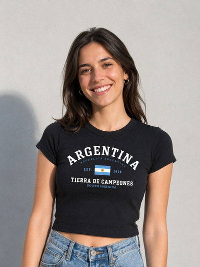 Remera Baby Tee Argentina: Tierra de campeones - South america