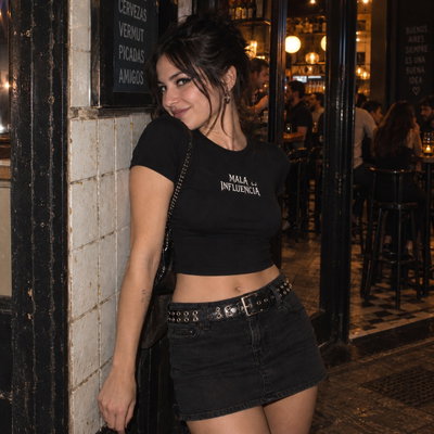 Remera Babytee Mala influencia (negro)