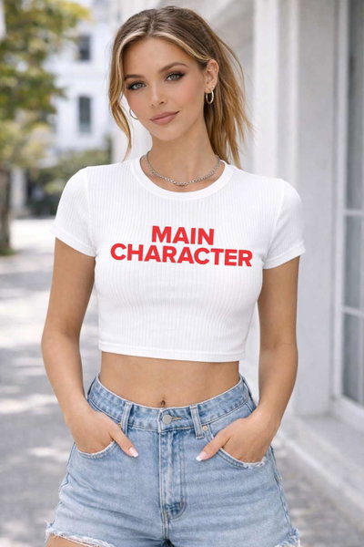 Remera Baby Tee Main character