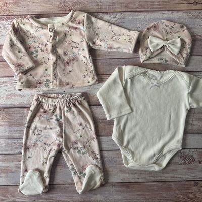 Ajuar 4 piezas florcitas rosa