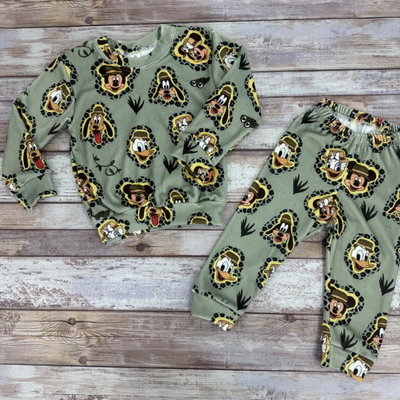 Conjunto Mickey safari 💜