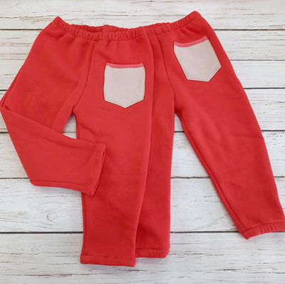 Pantaloncito chupin de friza rojo con bolsillo beige