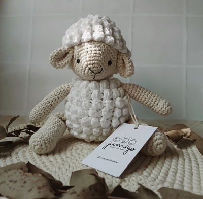 Dominga "La ovejita abraza momentos." (Amigurumi)