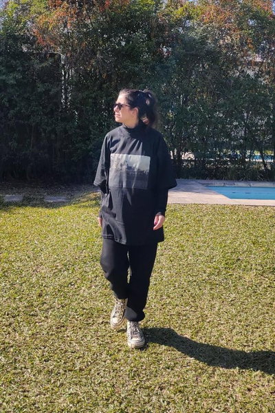 REMERA LONDRES NEGRA OVERSIZE