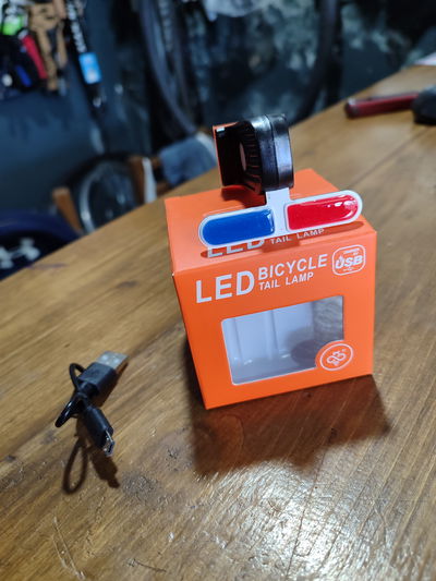 Luz trasera LED roja y azul 
