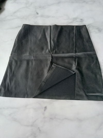 Pollera engomada con tajo