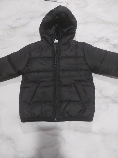 Campera puffer con capucha de niño