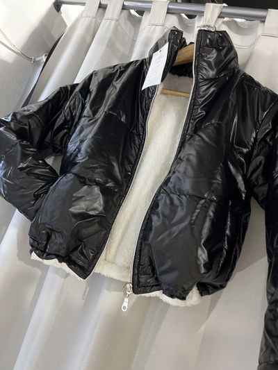 Campera puffer crop con corderito