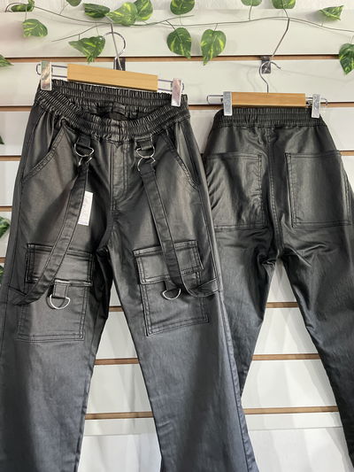 Pantalón cargo engomado con tiras