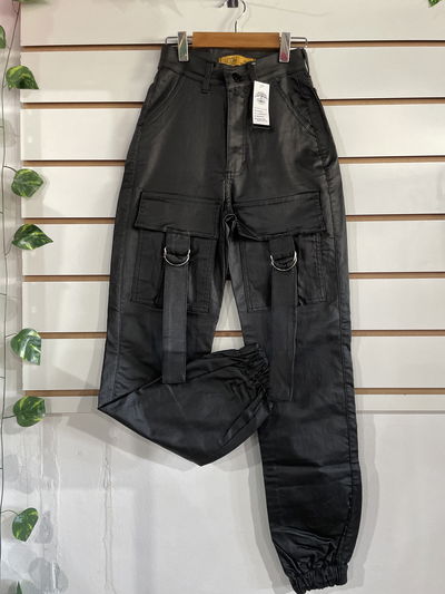 Jogger cargo engomado con tiras