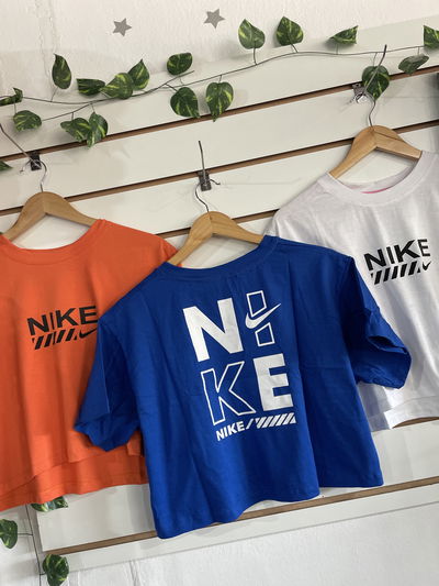 Remera crop top Nike