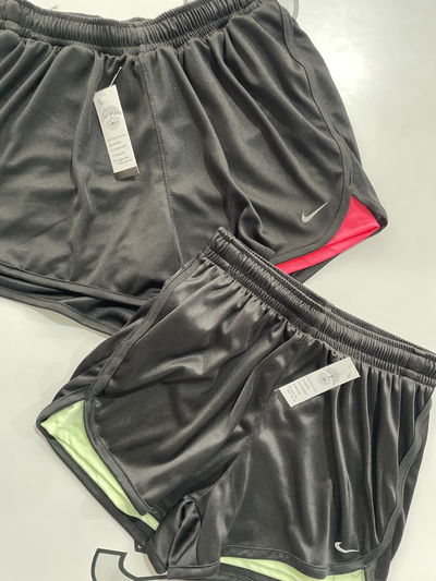 Short deportivo con calza Nike