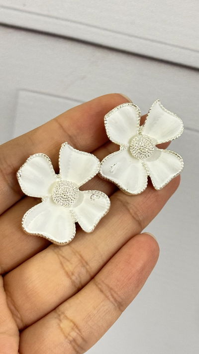 Aros Flor Blanco y Plateado 