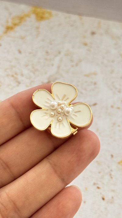 Prendedor Para Camisa Flor Blanca