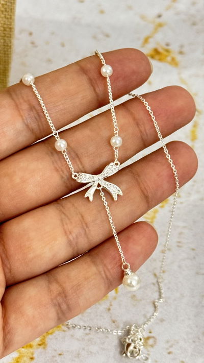 Collar Plateado Moño con Perlas