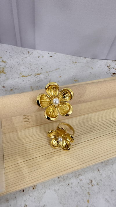 Anillo Flor con Perla Dorado T.18