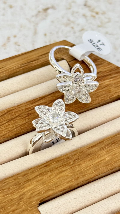 Anillo Giratorio Flor Con Micropave 