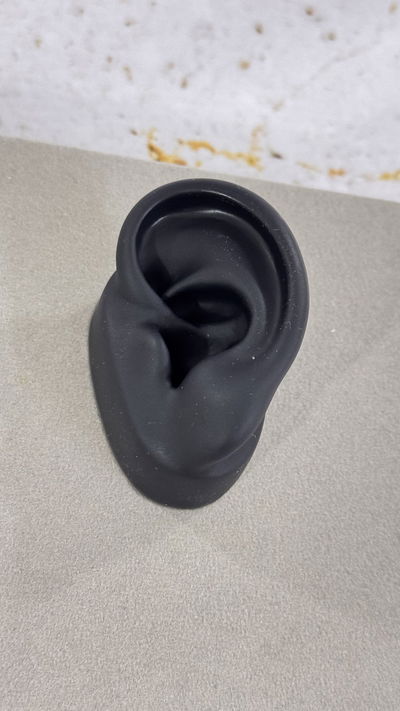 Oreja de Silicona Negra 